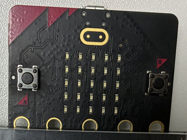 micro:bit本体。中央に5×5のLED、左右にボタンAとボタンBがある