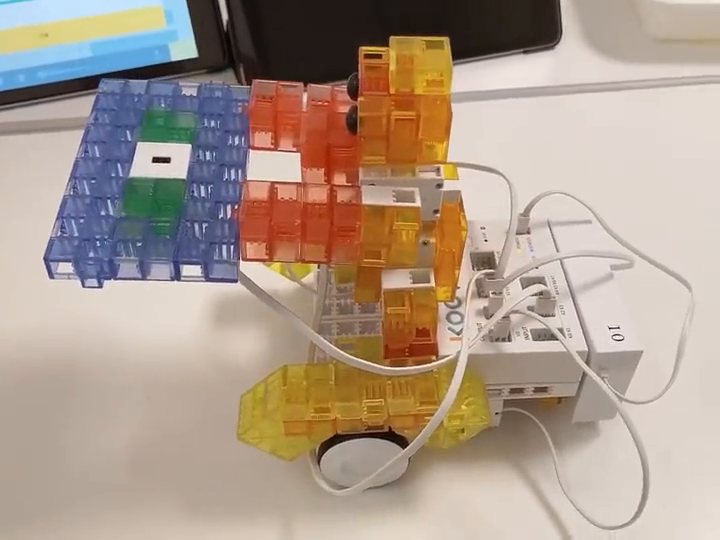 上にものをのせて運ぶ配膳ロボットが動く様子