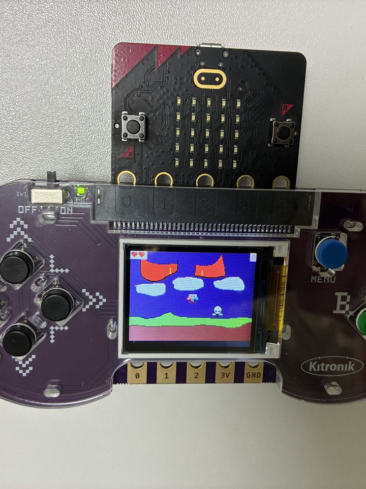 micro:bitを差し込んだゲームコントローラーで、自作のゲームを操作する様子