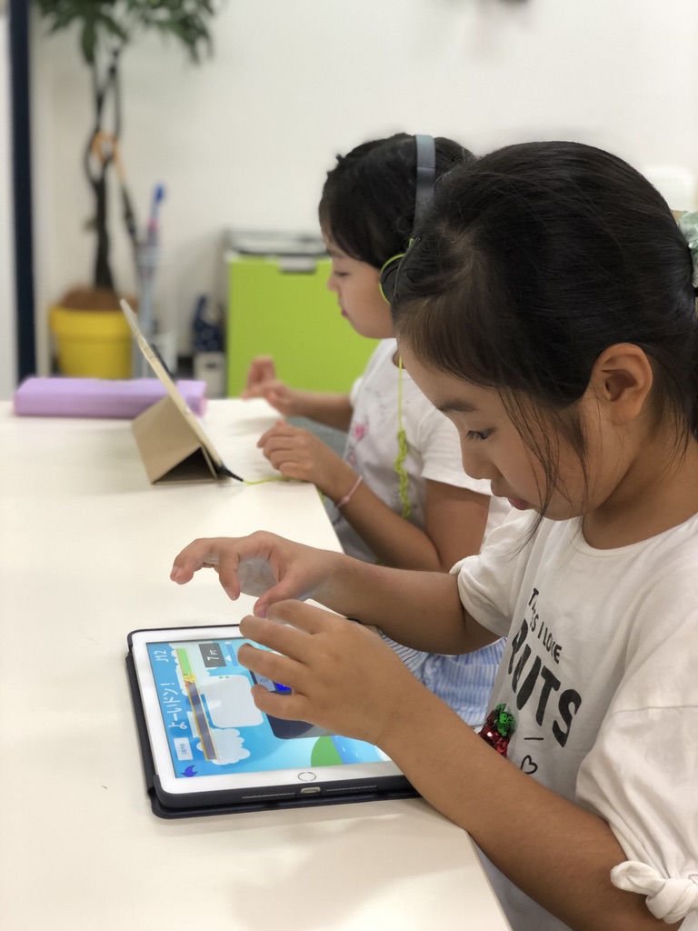 タブレットでそろタッチに取り組む子どもたち