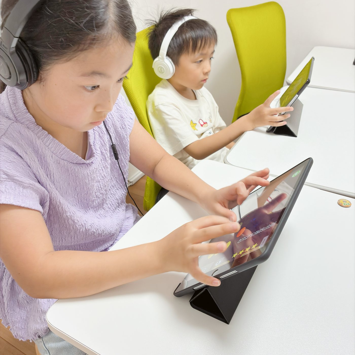 タブレットのそろタッチに集中して取り組む子どもたち