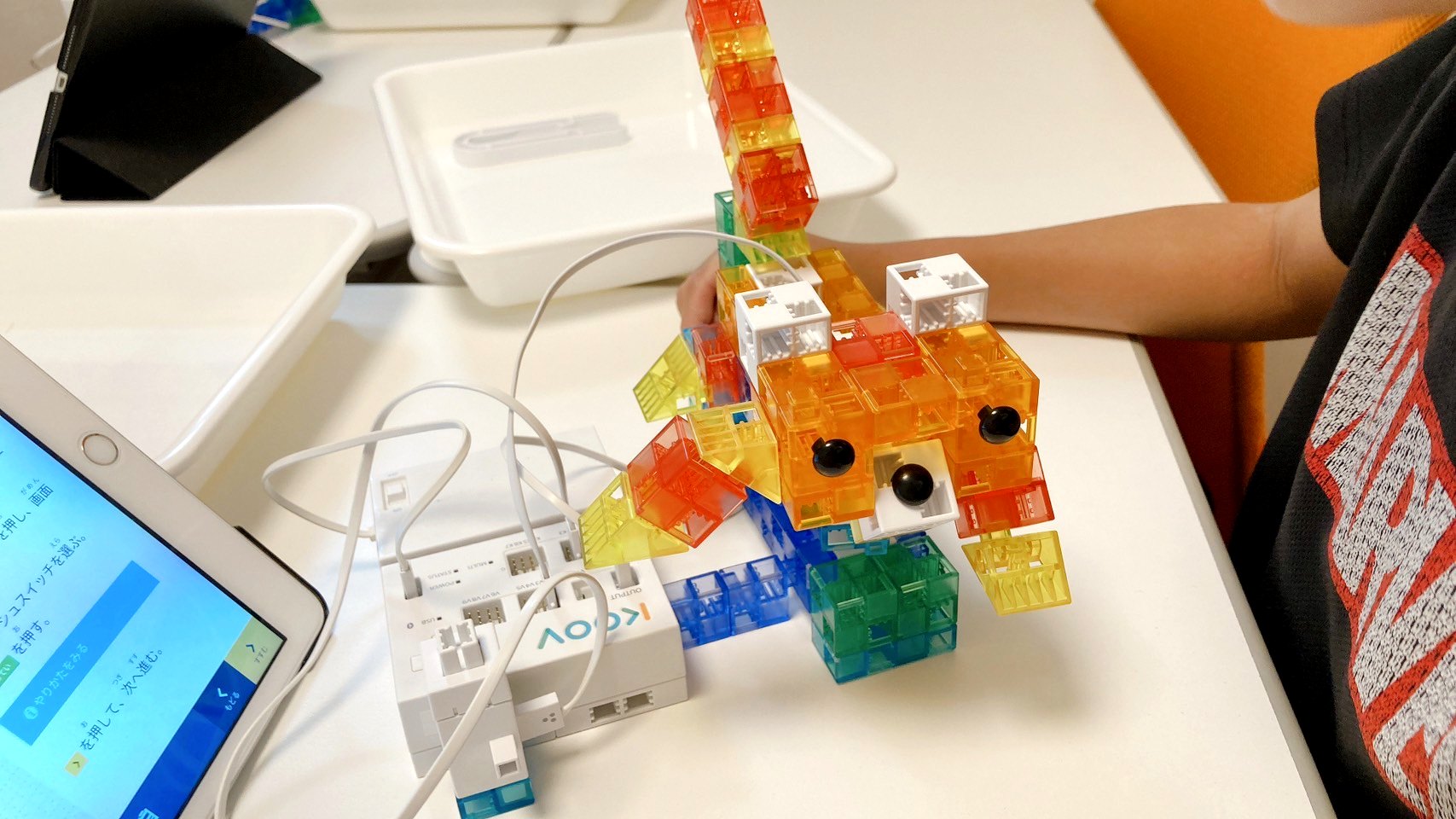 オレンジ色を中心としたブロックで組み立てたKOOVのロボット作品